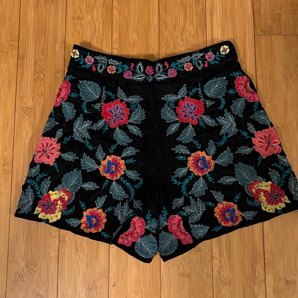 Zara Trafaluc  Embroidered Floral Black Shorts S - Picture 3 of 6